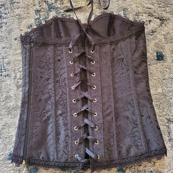 Corset - Picture 3 of 4
